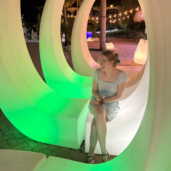 Meet your Posher, Genevieve - Picture 1 of 1